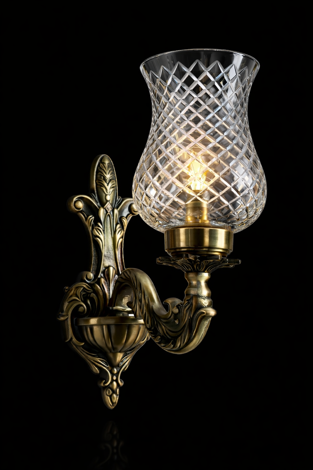 Padmapatra Diamond-Lattice Hourglass Clear Glass Single-Light Wall Lamp