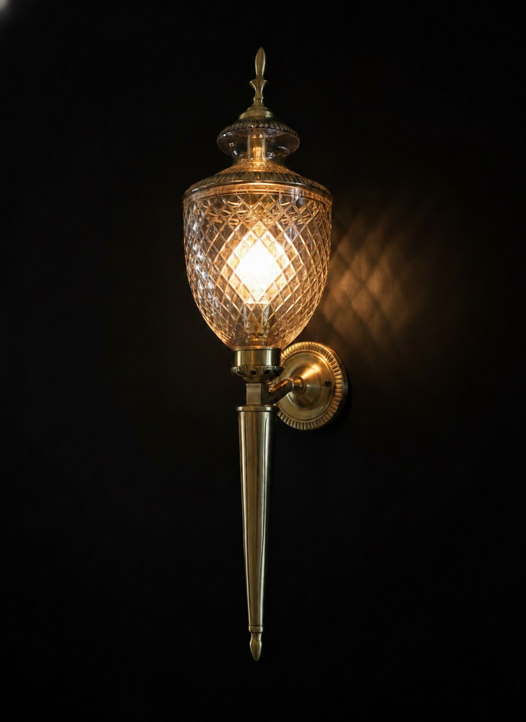 Rajsi Urn Diamond-Cut Spear Single-Light Wall Lamp