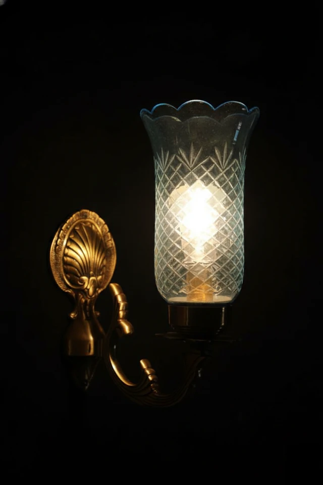 Tarangrekha Diamond-Lattice Ice-Blue Glass Single-Light Shell-Back Wall Sconce · Wall Light · SGE-WL-096 · Samrat Glass Emporium